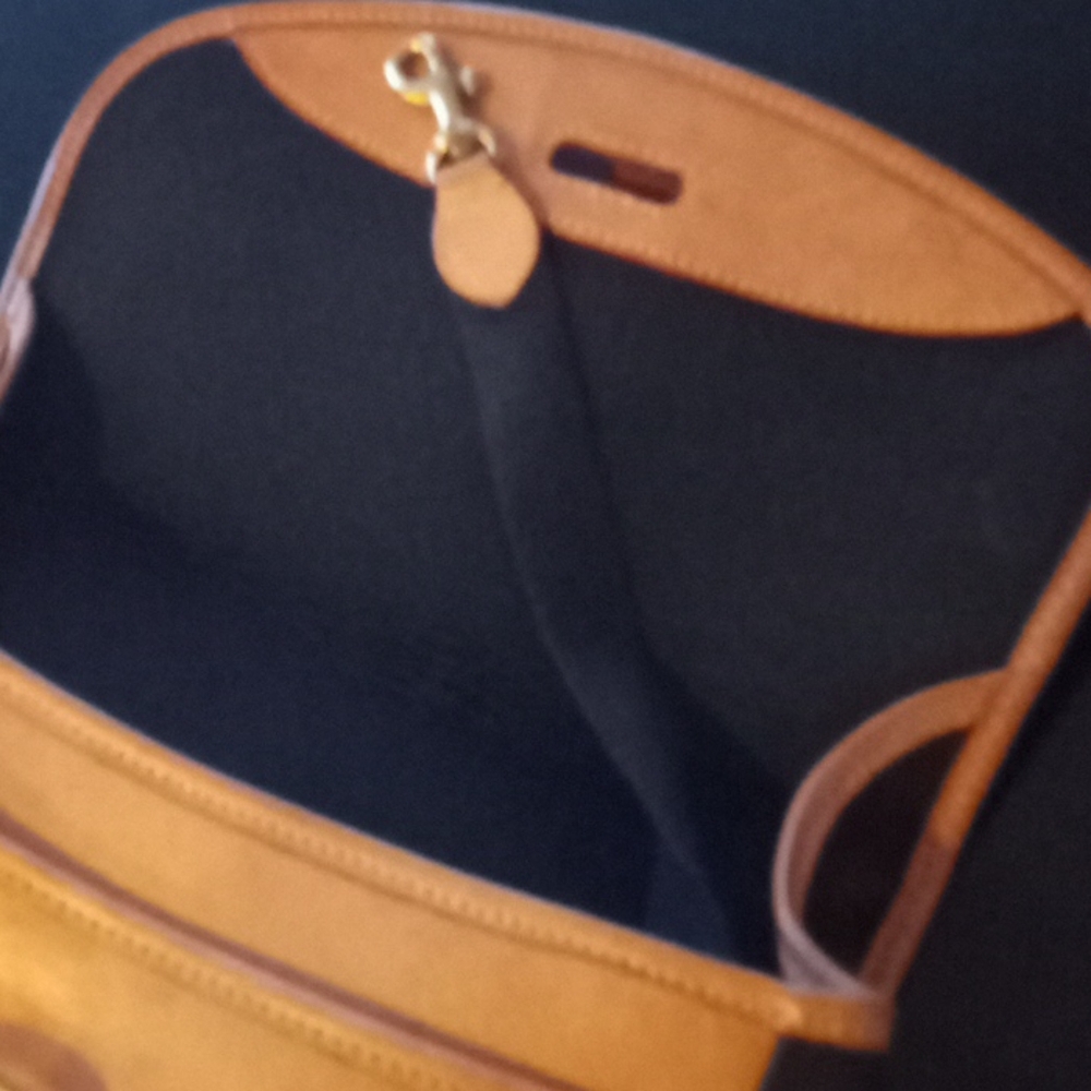 Dooney & Bourke Shoulder Purse. Black & Tan - Picture 6 of 10